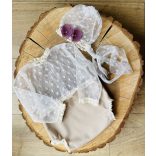 Bézs színű hosszú ujjú body tüllel és bonnet sapkával újszülött fotózáshoz 