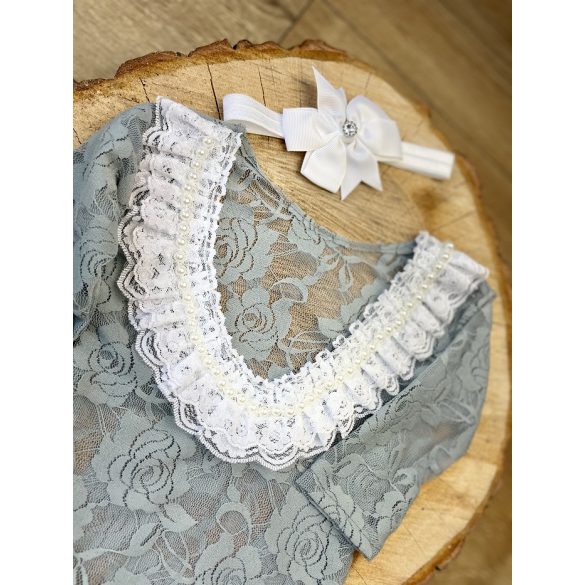 Szürke gyöngyökkel díszített csipke body és fejpánt (0-3 hó)