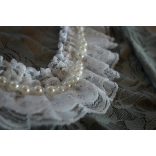 Szürke gyöngyökkel díszített csipke body és fejpánt (0-3 hó)