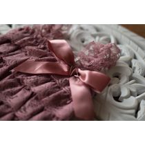   Mályva színű csipke kezeslábas babafotózáshoz (3-6 hó)