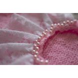 Élénk rózsaszín kislány body és fejpánt csipkével és gyöngyökkel újszülött fotózáshoz