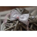 Élénk rózsaszín kislány body és fejpánt csipkével és gyöngyökkel újszülött fotózáshoz