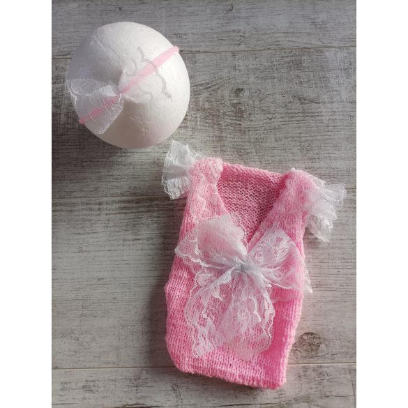 Rózsaszín kislány body és fejpánt csipkével újszülött fotózáshoz